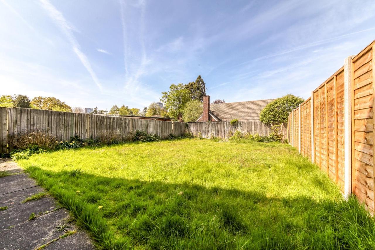 Contemporary 4 Bedroom Detached House With Parking And City Links Croydon Exterior photo